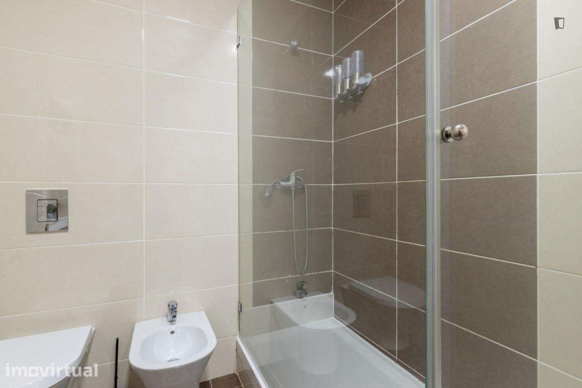 Quarto - localizado em Intendente Lisbon - Grande imagem: 3/17