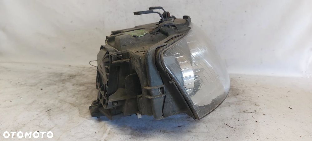.  PRZOD PRZEDNIA LAMPA PRAWA AUDI A4 B6 - 7
