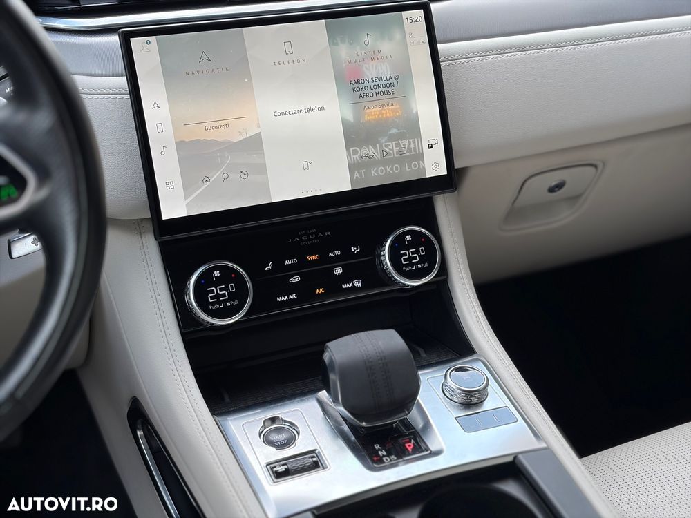 Jaguar F-Pace P250 AWD R-Dynamic SE - 17