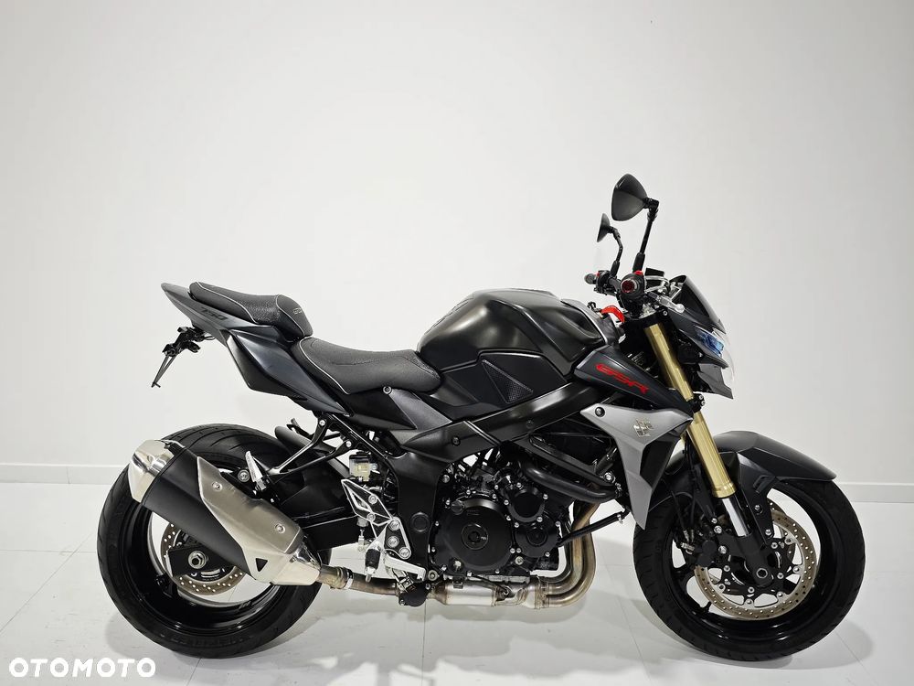 Suzuki GSR - 1