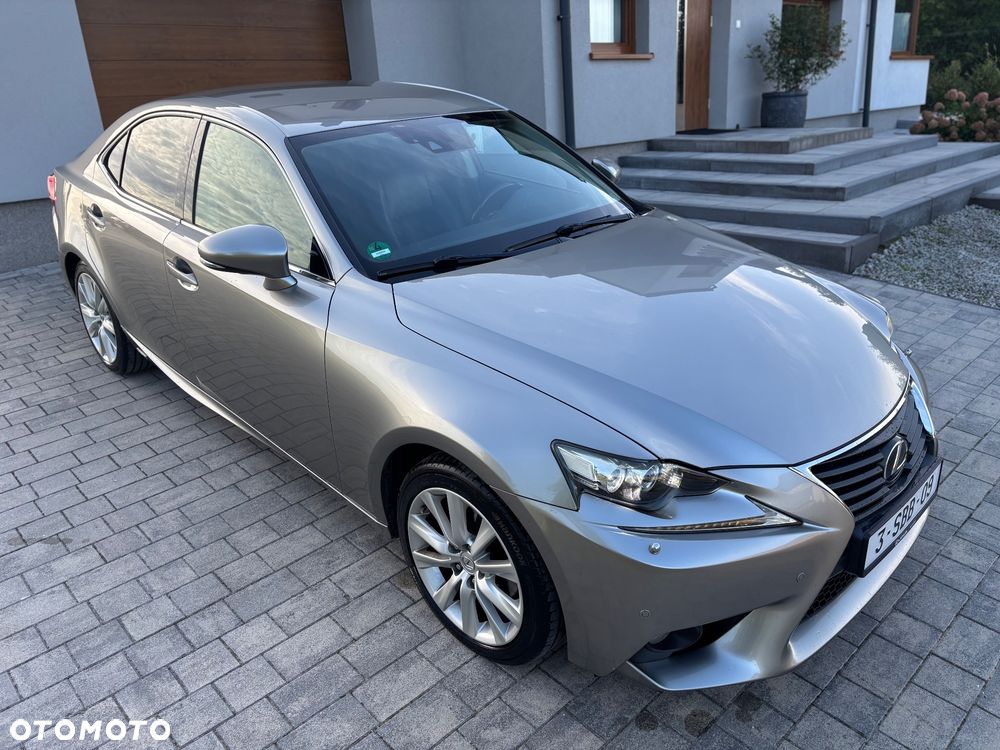 Lexus IS 300h Prestige - 12