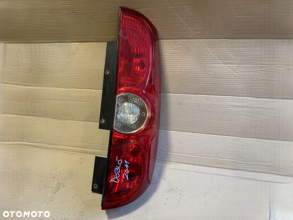 Lampa Fiat Doblo II prawa lewa tył tylna OE - 4