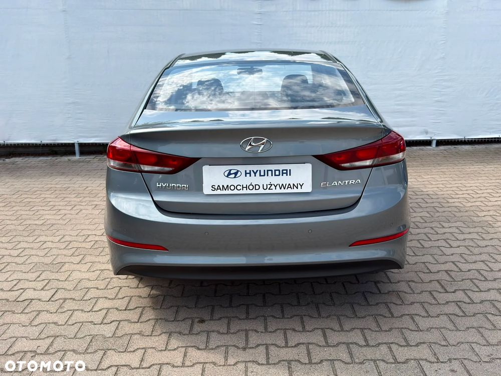 Hyundai Elantra 1.6 Classic Plus - 4
