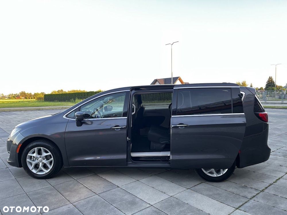 Chrysler Pacifica - 17