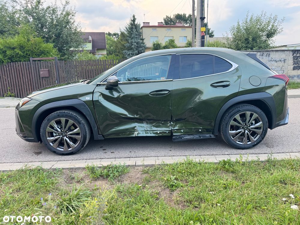 Lexus UX 300h F Sport AWD - 9