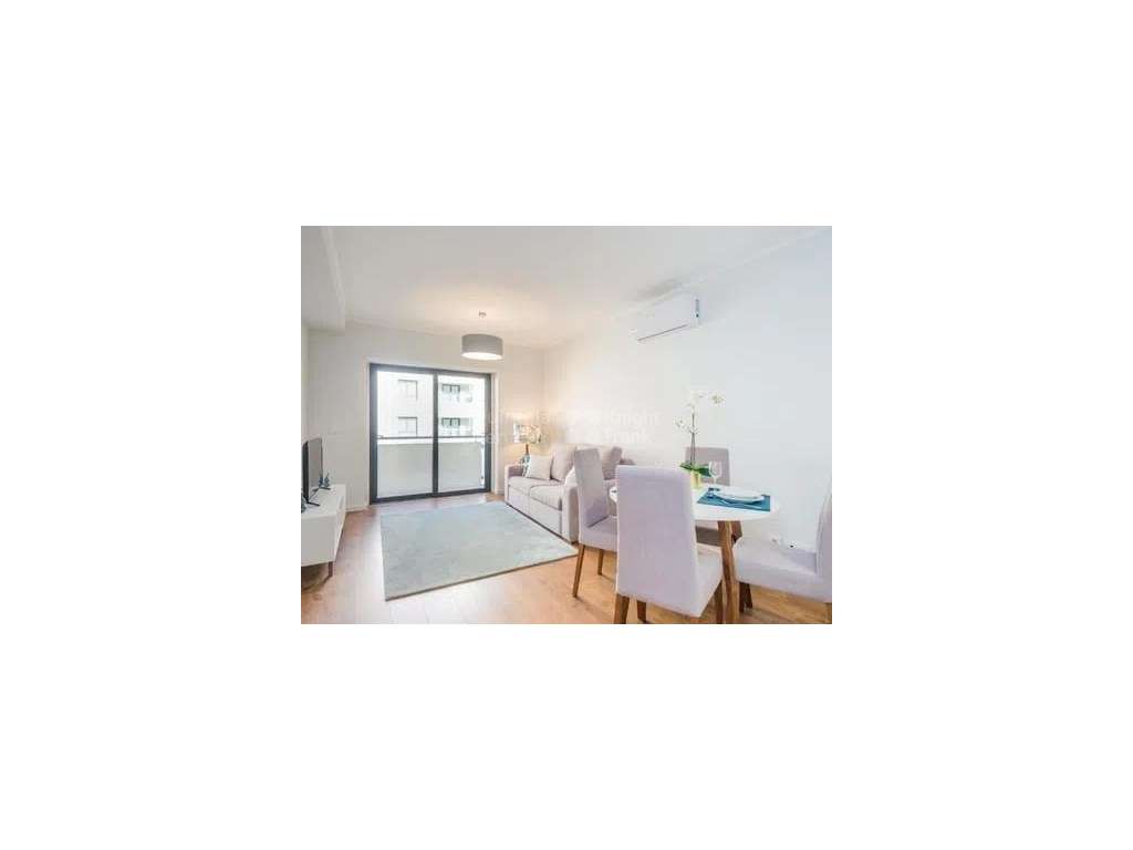 Apartamento T1 com varanda na Avenida Almirante Reis - Grande imagem: 2/16