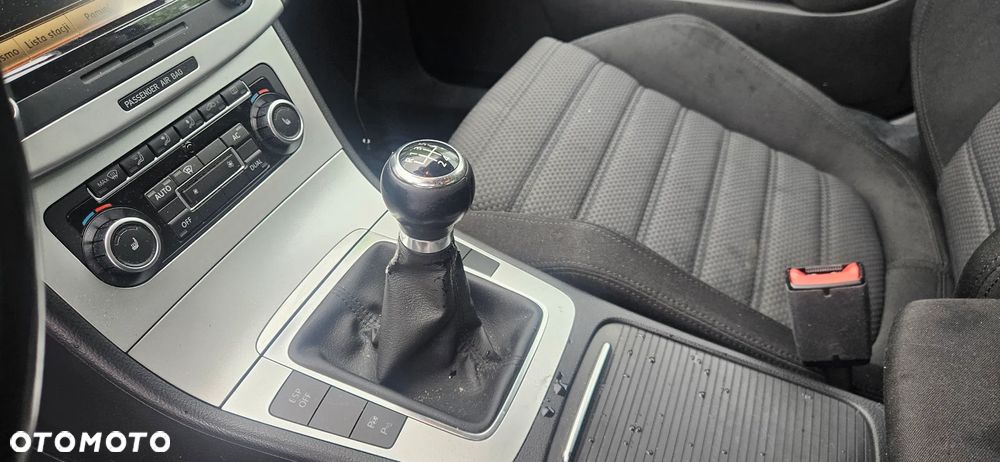 Volkswagen Passat 1.6 TDI DPF BlueMotion Technology Comfortline - 19