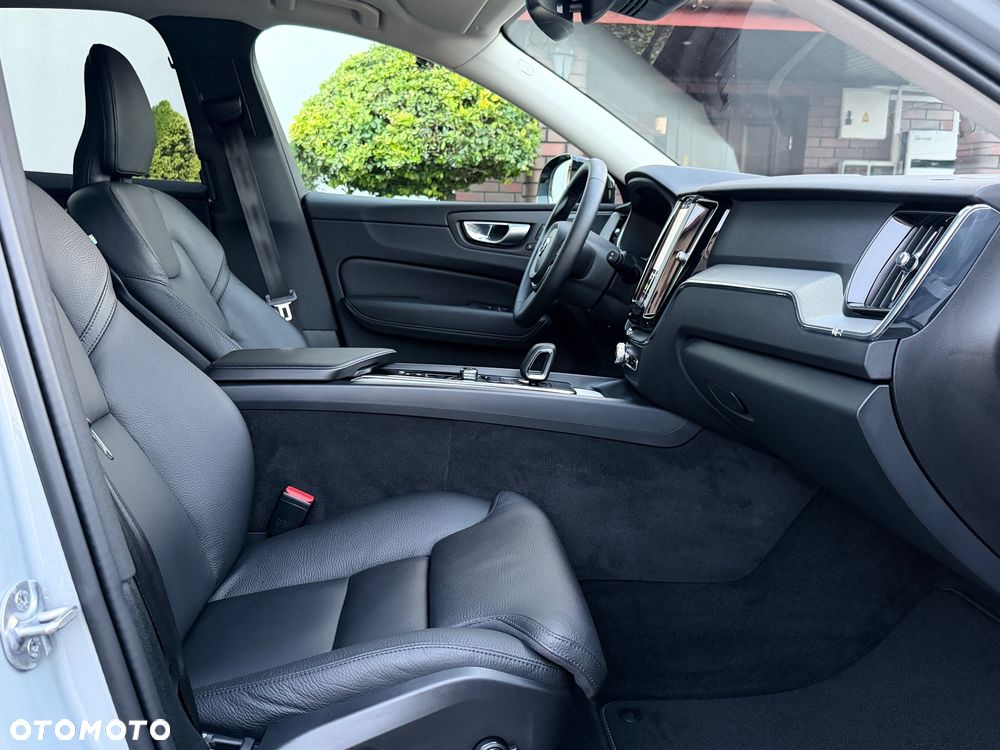 Volvo XC 60 B4 D AWD Plus Dark - 10