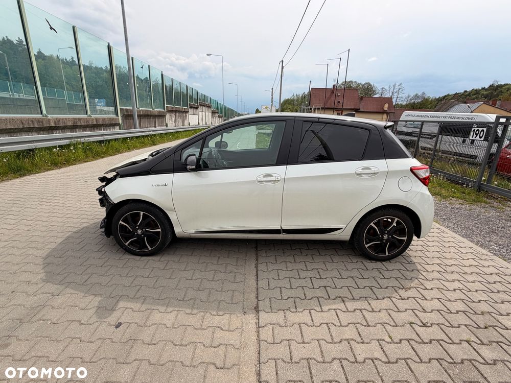 Toyota Yaris Hybrid 100 Business Edition - 10