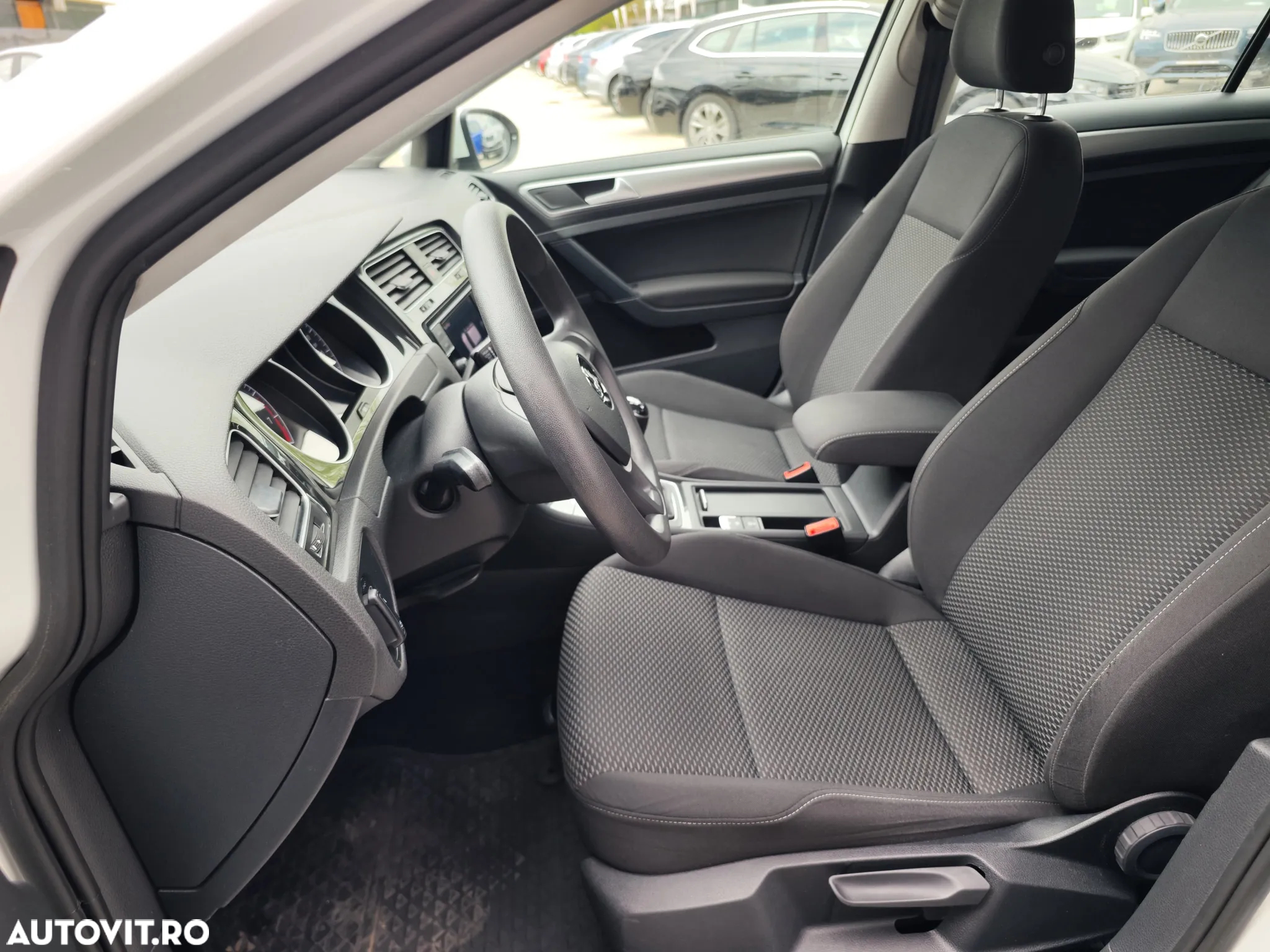 Volkswagen Golf - 10