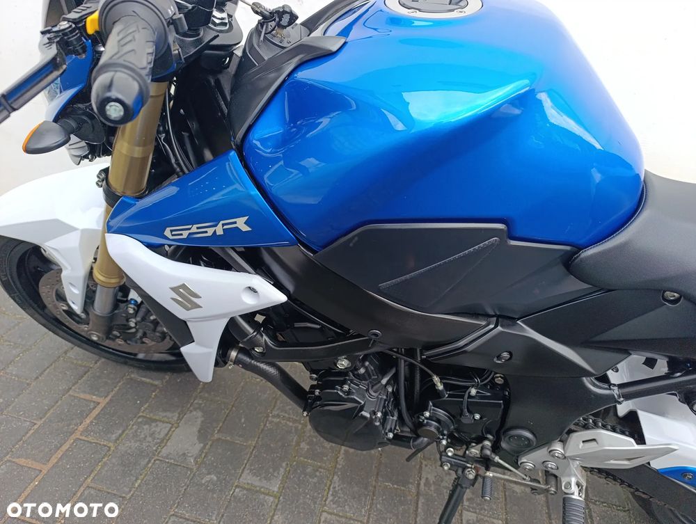 Suzuki GSR - 14