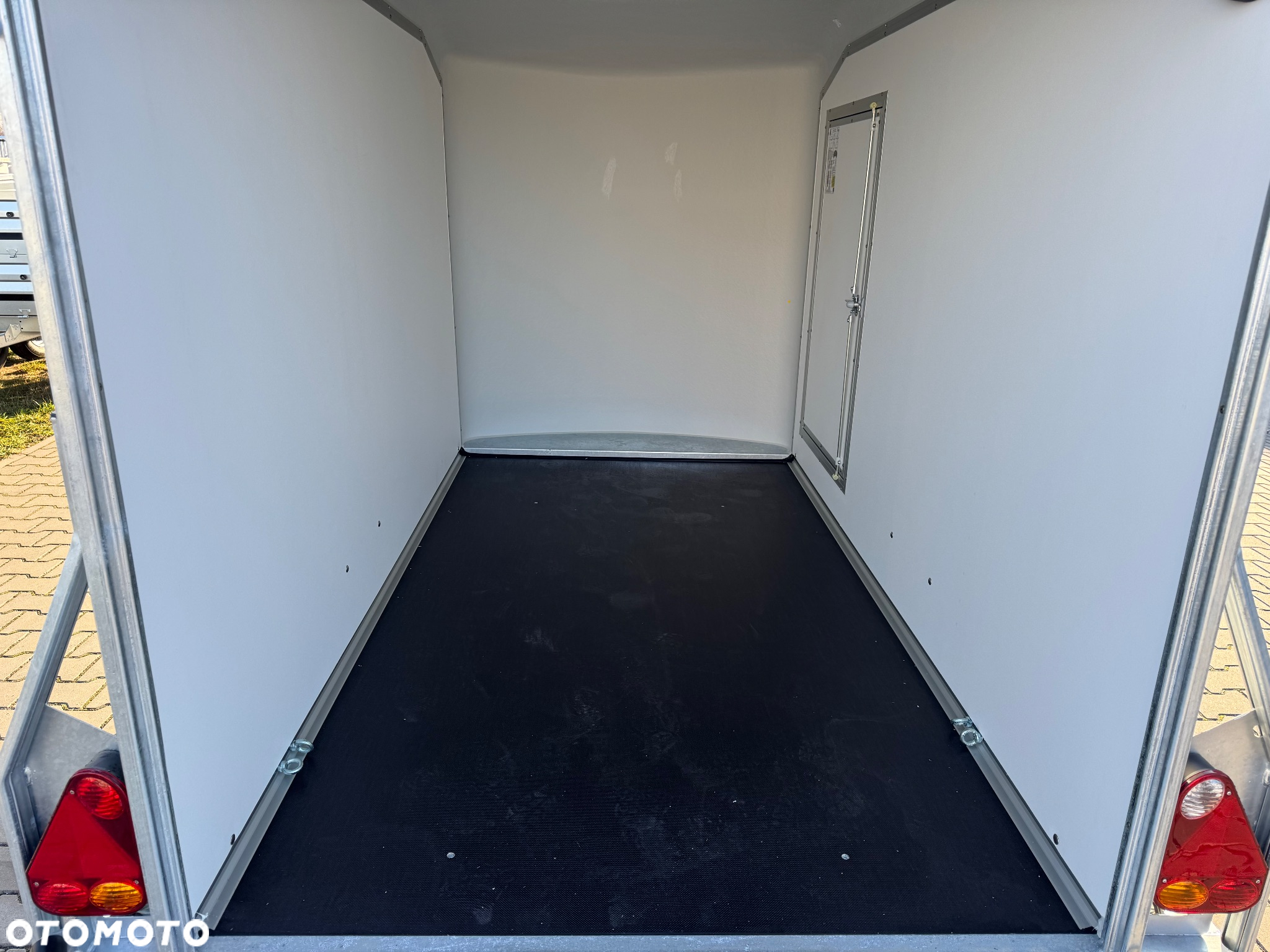 Debon C255 PPL | drzwi boczne / 255 x 125 cm / 1300kg DMC - 8