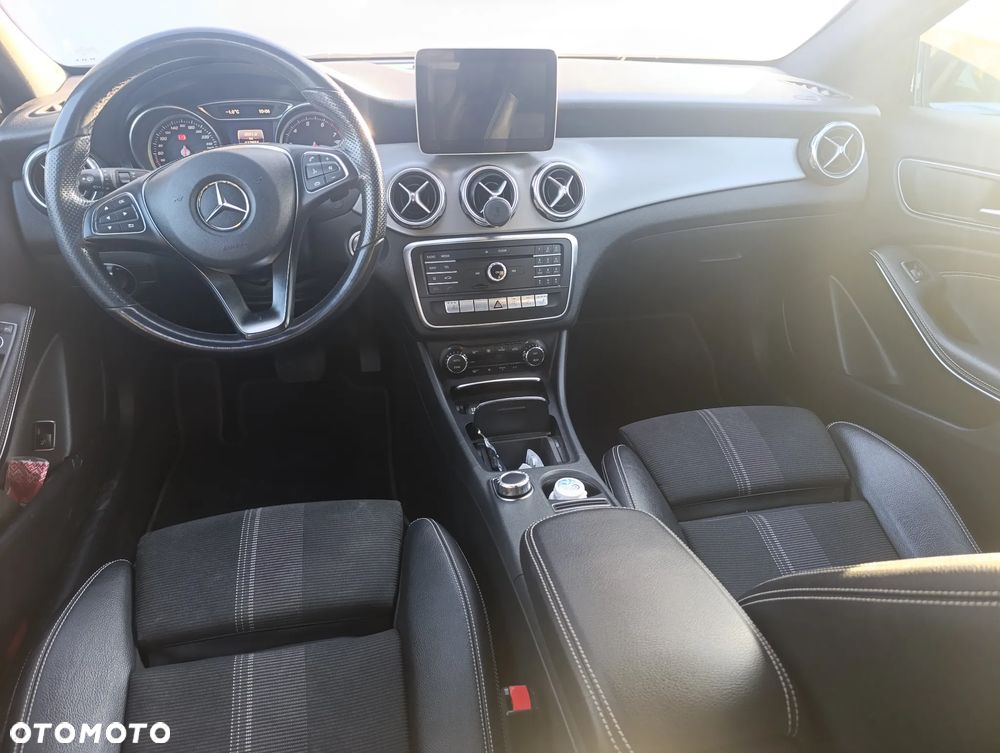 Mercedes-Benz GLA 200 7G-DCT - 17
