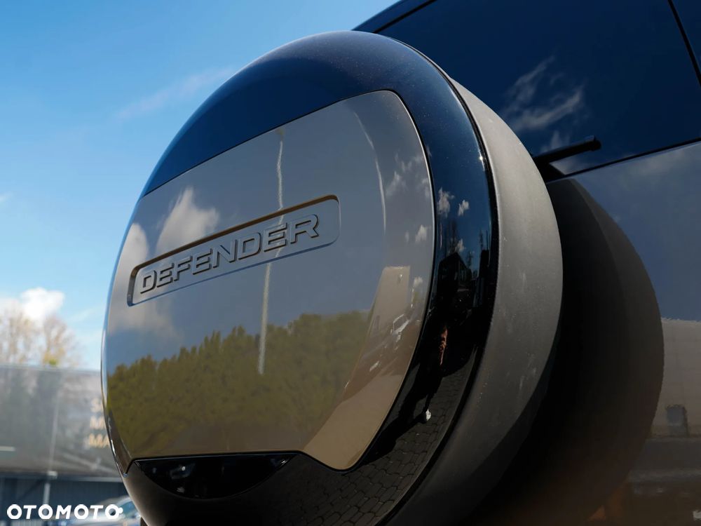 Land Rover Defender 110 D350 X-Dynamic SE - 10