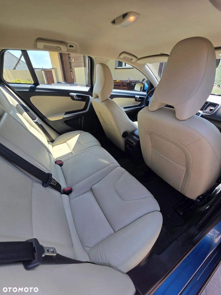 Volvo V60 D6 AWD Plug-in Hybrid Summum - 8