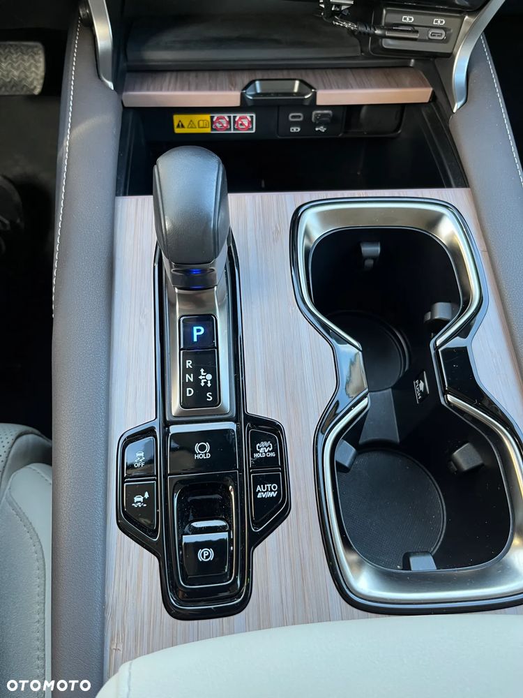 Lexus RX 450h+ Omotenashi - 11