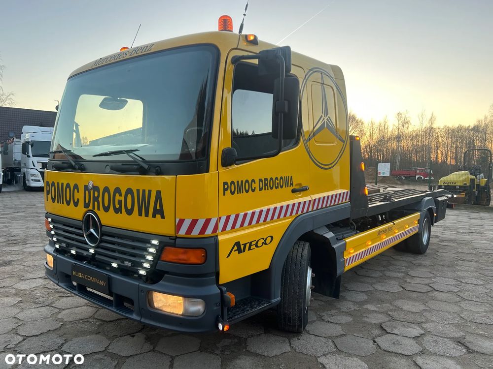 Mercedes-Benz ATEGO 815 LAWETA NA 2 AUTA / WCIĄGARKA Z PILOTEM / POMOC DROGOWA Z NAJAZDAMI / BARDZO ŁADNY STAN / OŚWIETLENIE OSTRZEGAWCZE / KABINA SYPIALNA !! - 23