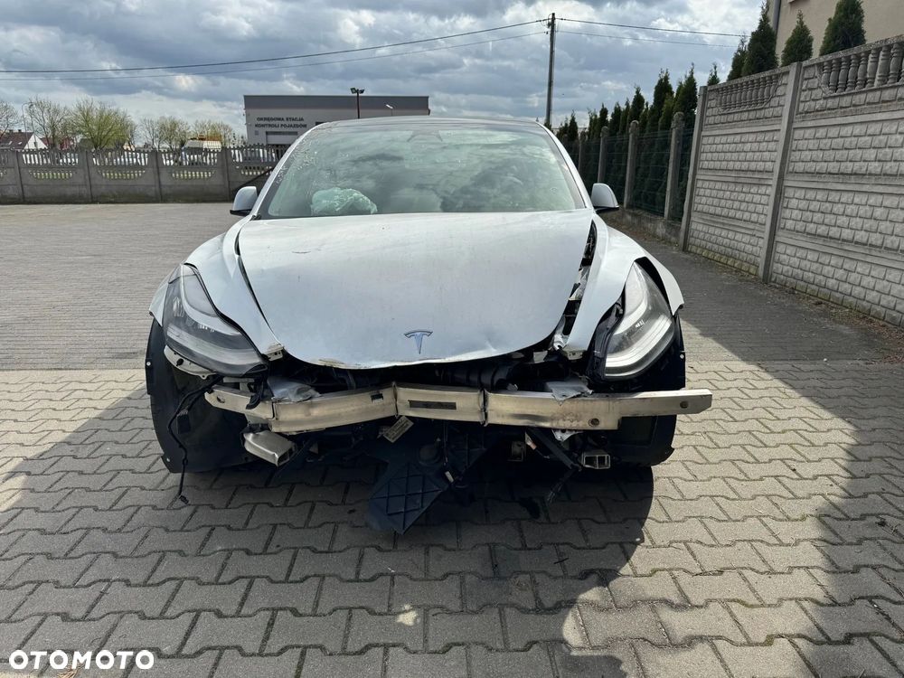 Tesla Model 3 - 3