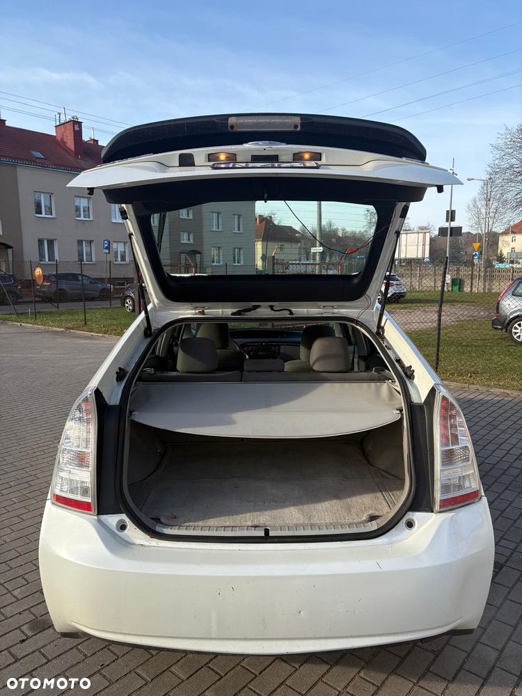 Toyota Prius (Hybrid) - 3