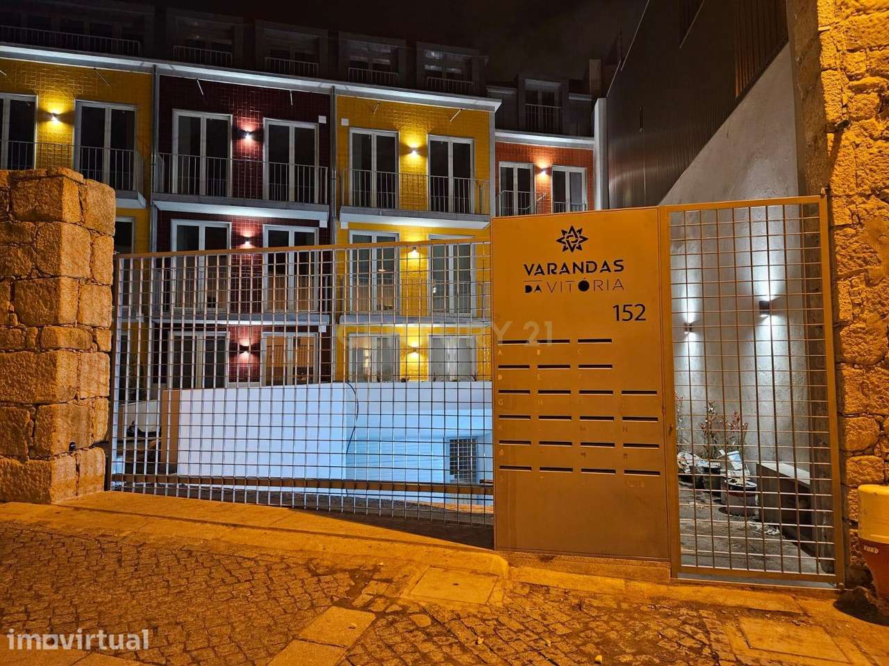 Apartamento T1 em condomínio privado - À Câmara do Porto - Grande imagem: 2/4
