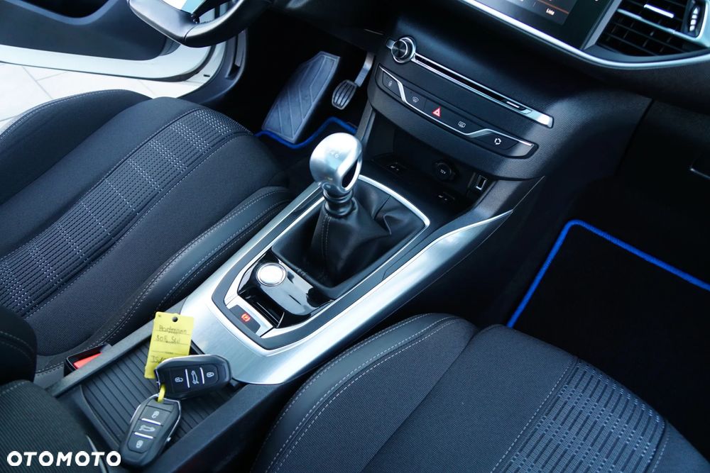 Peugeot 308 BlueHDi 130 Stop & Start Allure Business-Paket - 37