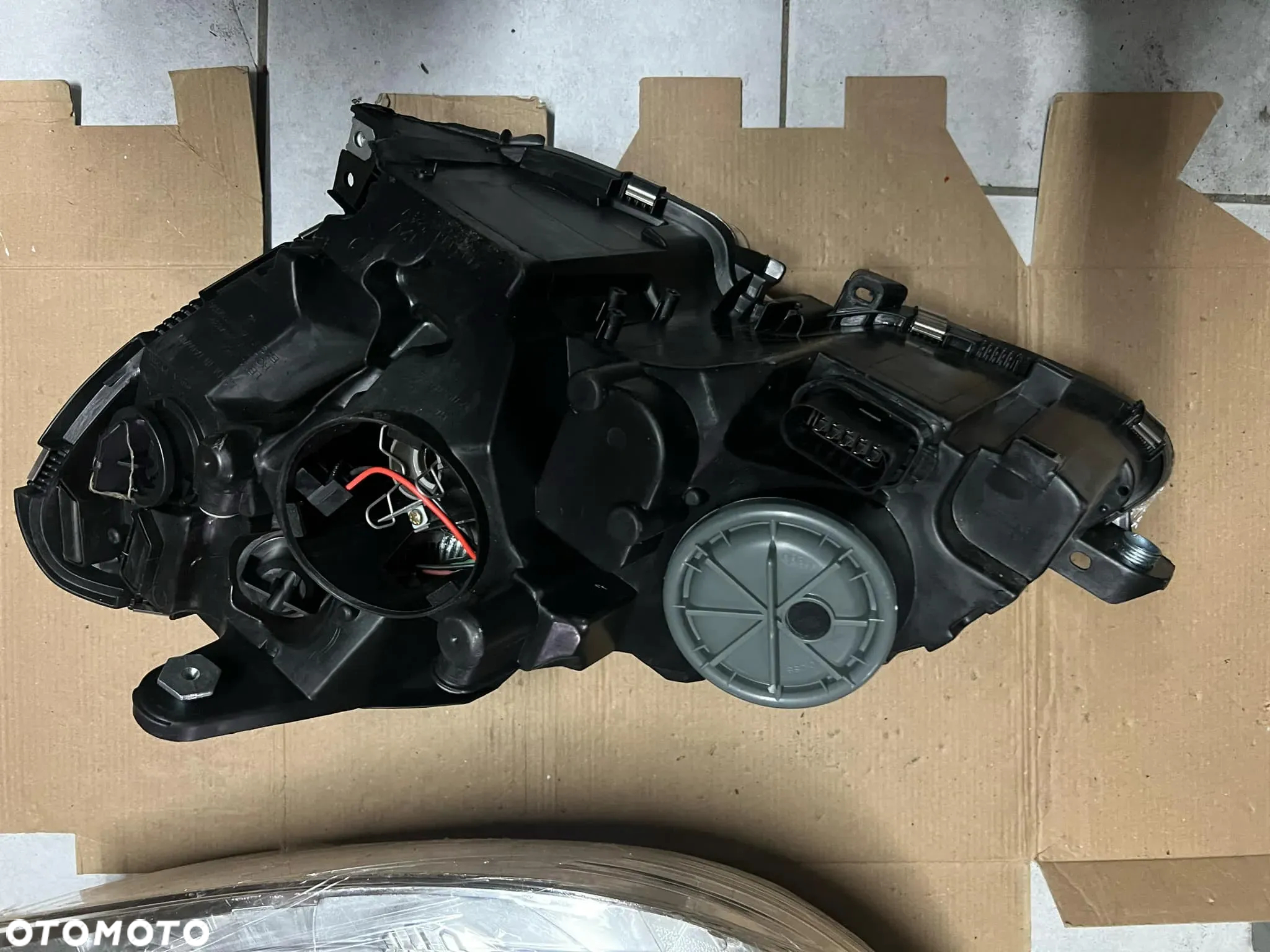 BZ136-A201R BZ136-A201L NOWE LAMPY PRZEDNIE PRZÓD PRAWA LEWA KOMPLET MERCEDES W204 0103 - 3