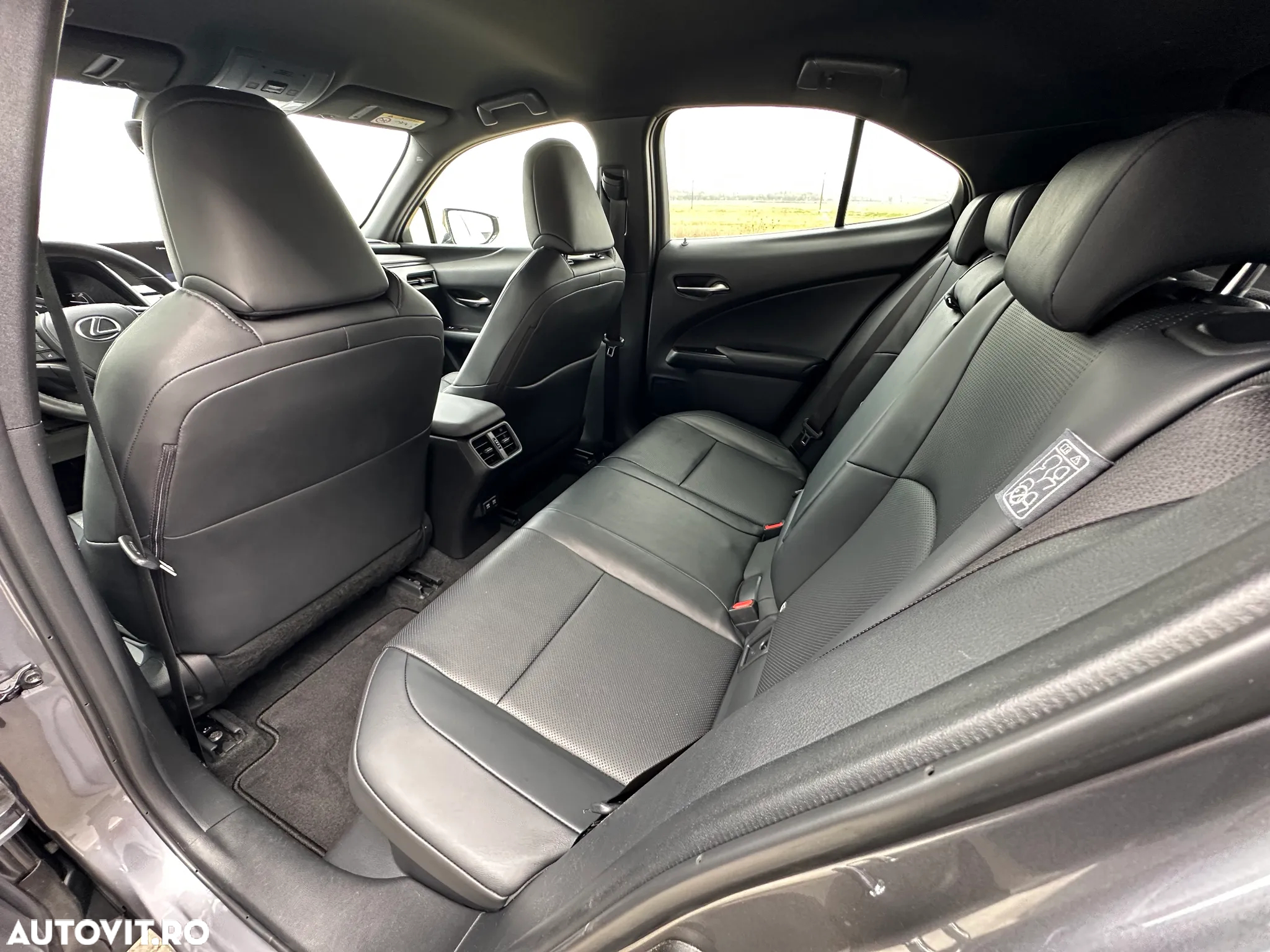 Lexus UX 250h 2.0L HEV 20H- (178 HP) 4X2 CVT Executive - 21