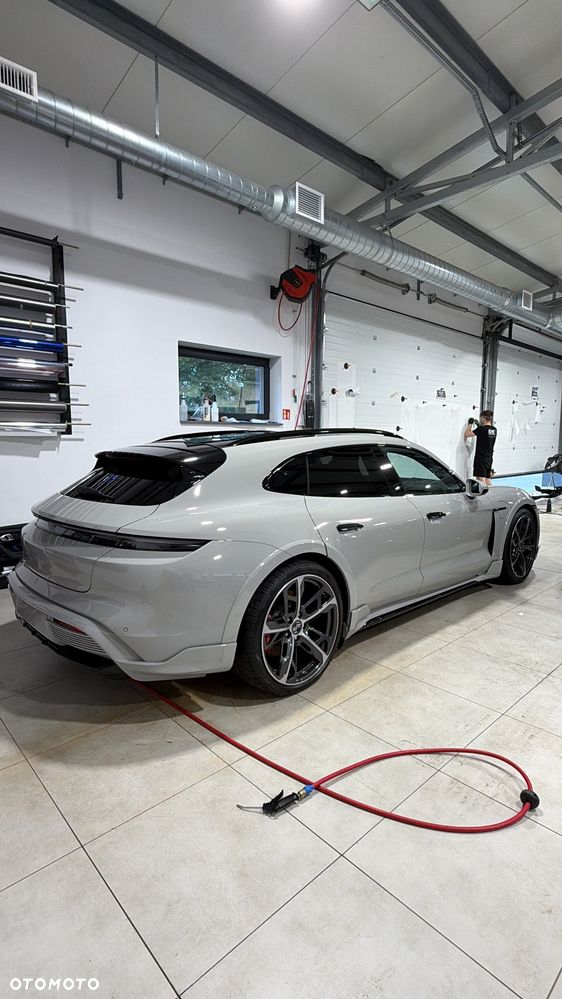 Porsche Taycan 4 - 5