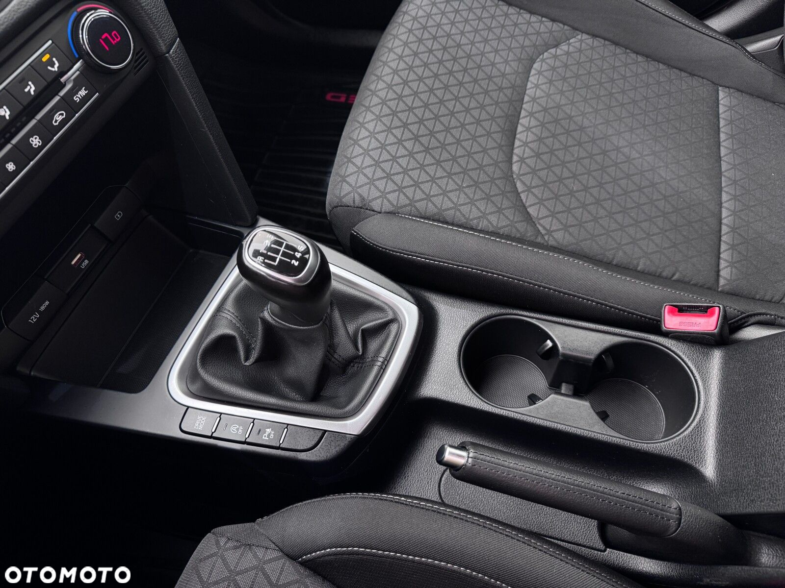 Kia Ceed - 32