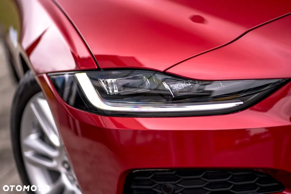 Jaguar XE 2.0 D180 HSE - 29