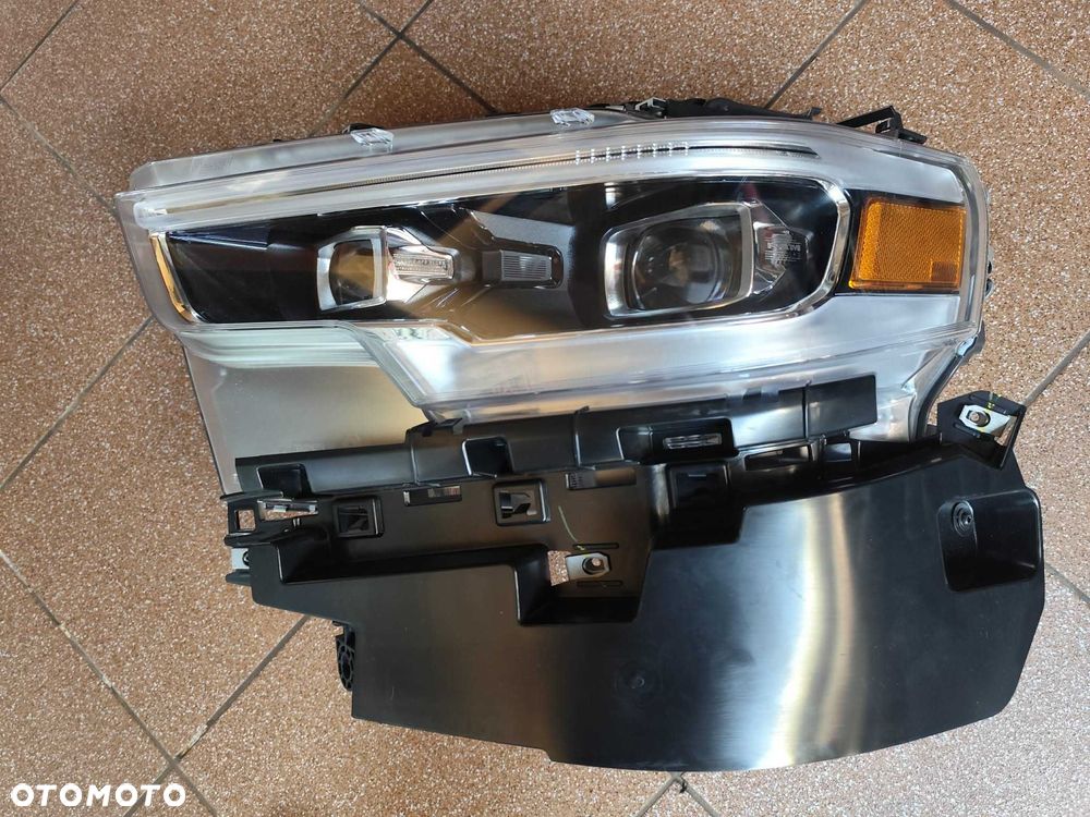 Dodge RAM reflektor lewy nowy 2019-24