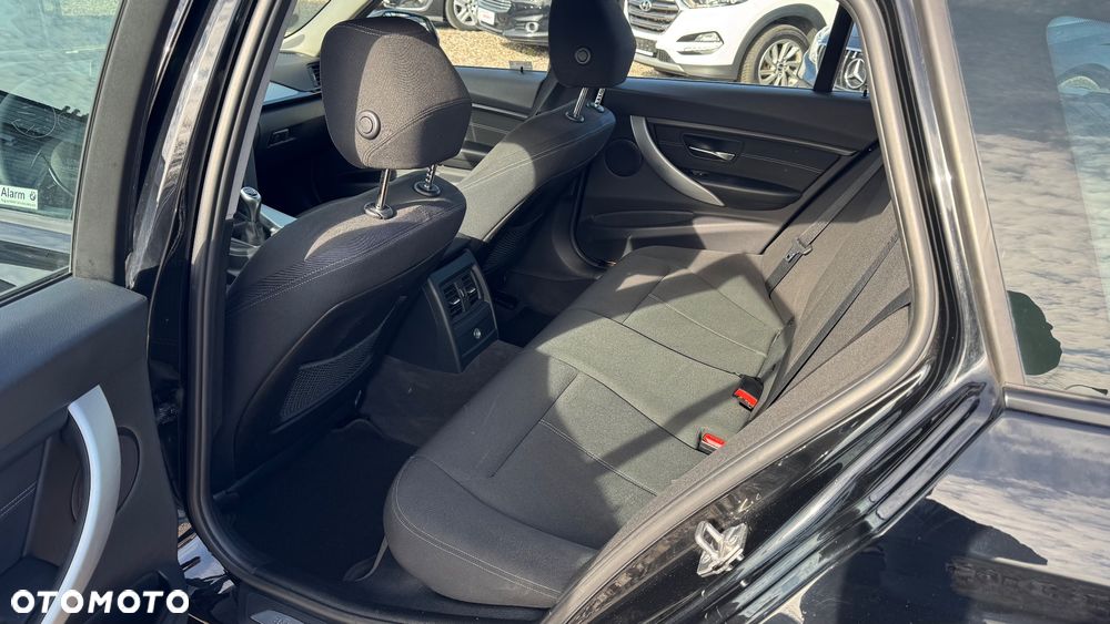 BMW Seria 3 318d DPF Edition Sport - 24