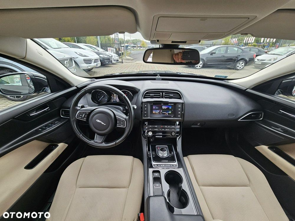 Jaguar XE - 16