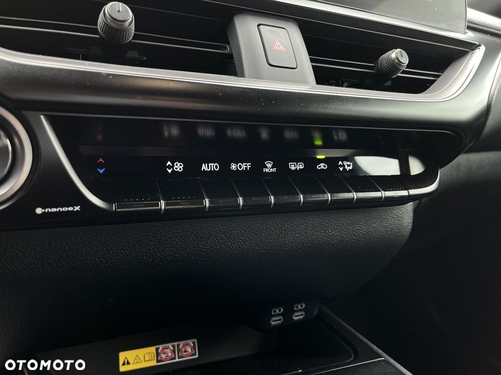 Lexus UX 2023