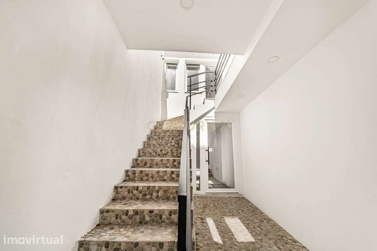 Prédio Totalmente Renovado com 2 apartamentos T1 e espaço exterior no - Grande imagem: 5/40