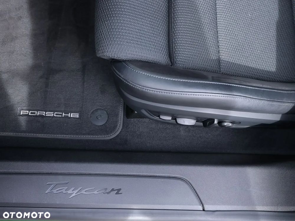 Porsche Taycan 4 Cross Turismo - 12
