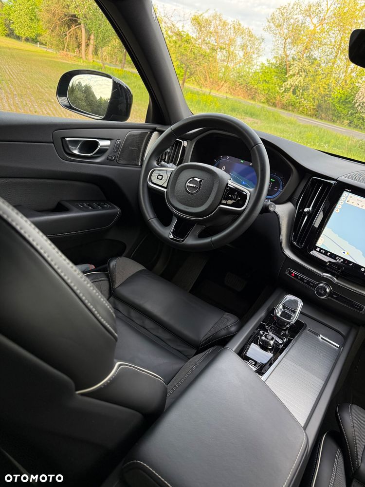 Volvo XC 60 T6 Plug-In Hybrid AWD Plus Black Edition - 4