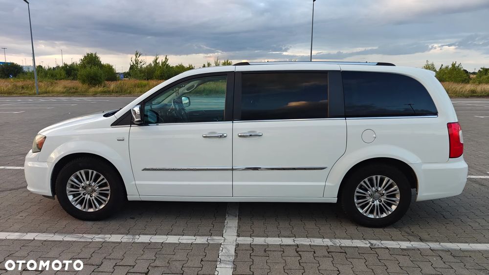 Chrysler Town & Country - 10