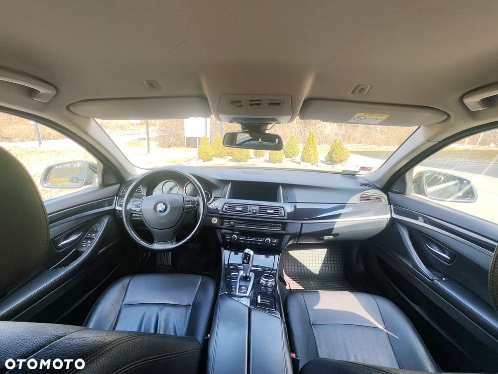 BMW Seria 5 525d xDrive - 15