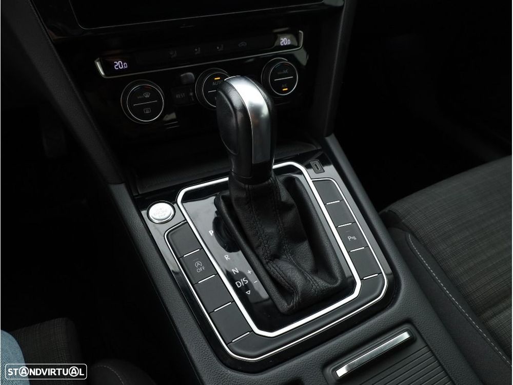 VW Passat Variant 2.0 TDi Business DSG - 17