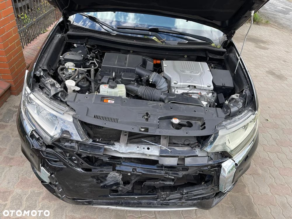 Mitsubishi Outlander Instyle NAVI + - 31