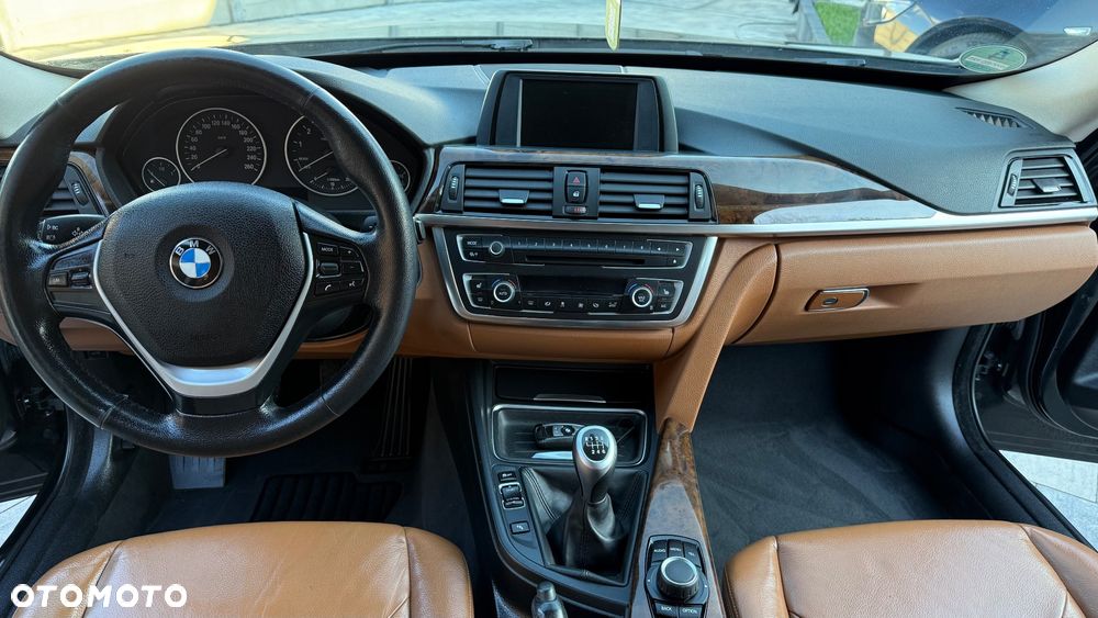 BMW Seria 3 320i Luxury Line - 36
