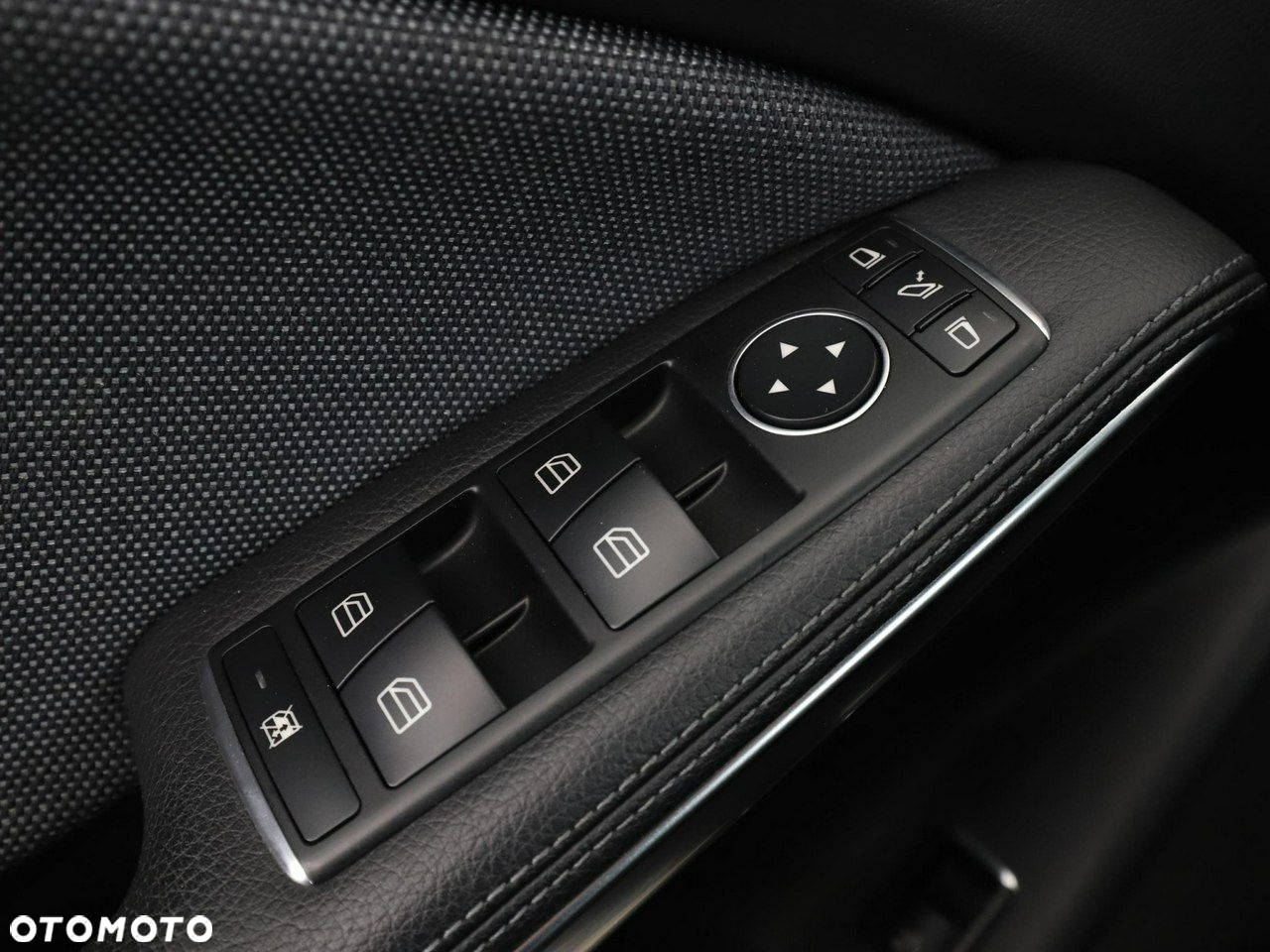 Mercedes-Benz GLA - 30