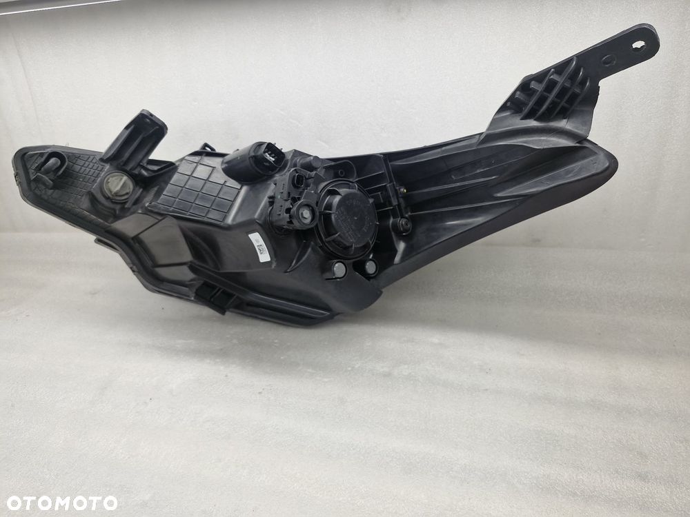 HYUNDAI I20 II  LAMPA PRAWA PRZÓD 92102-C8 - 8