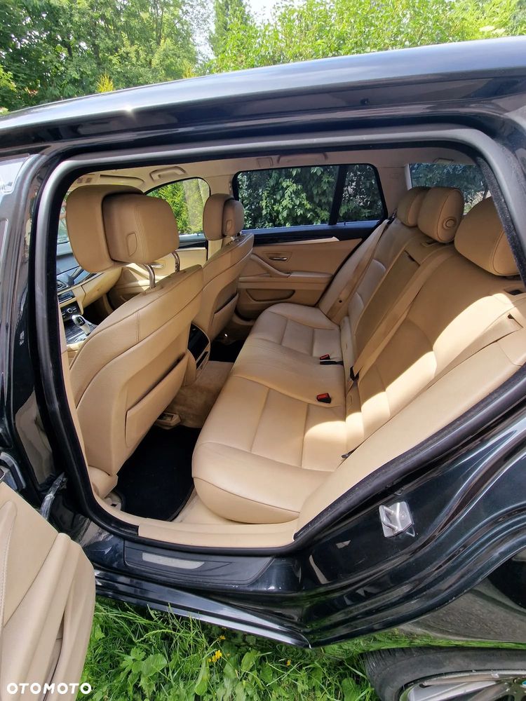 BMW Seria 5 525d xDrive - 14