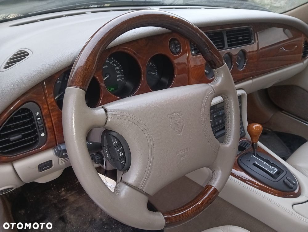 Jaguar XK XKR Coupe - 17