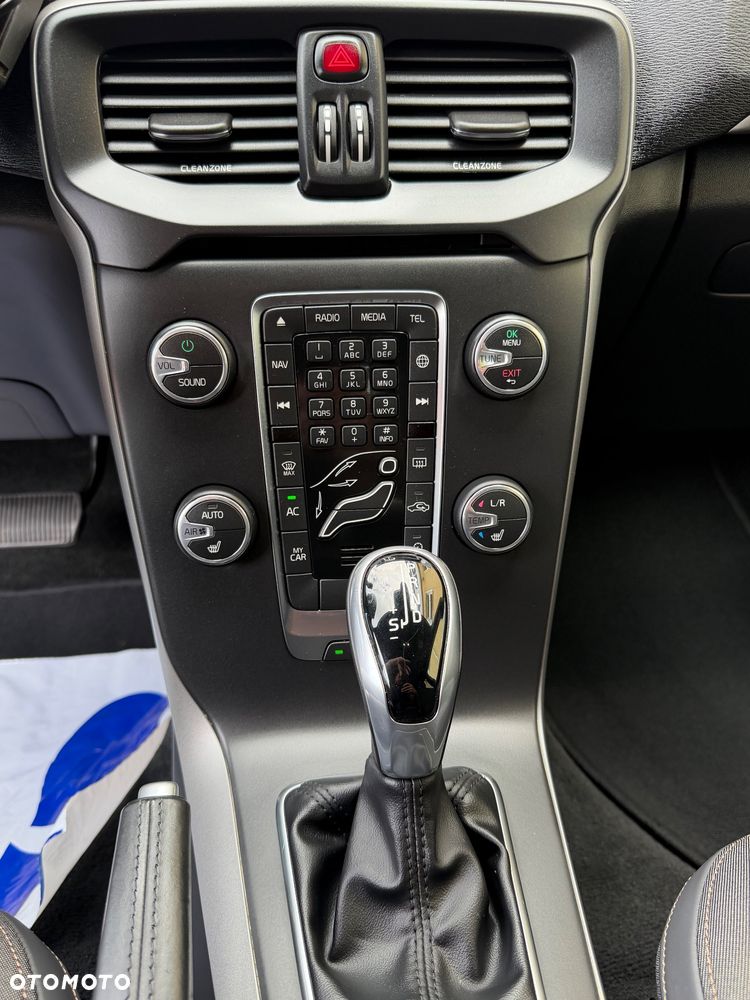 Volvo V40 Cross Country - 18
