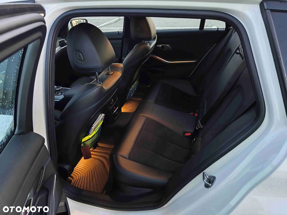 BMW Seria 3 318d M Sport - 14