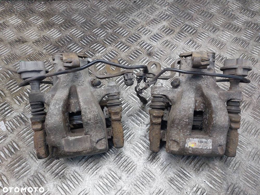 TARCZE HAMULCOWE TYŁ PIASTY + KLOCKI + ZACISKI CITROEN C4 PICASSO I - 3