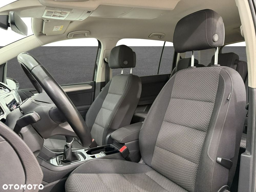Volkswagen Touran - 11